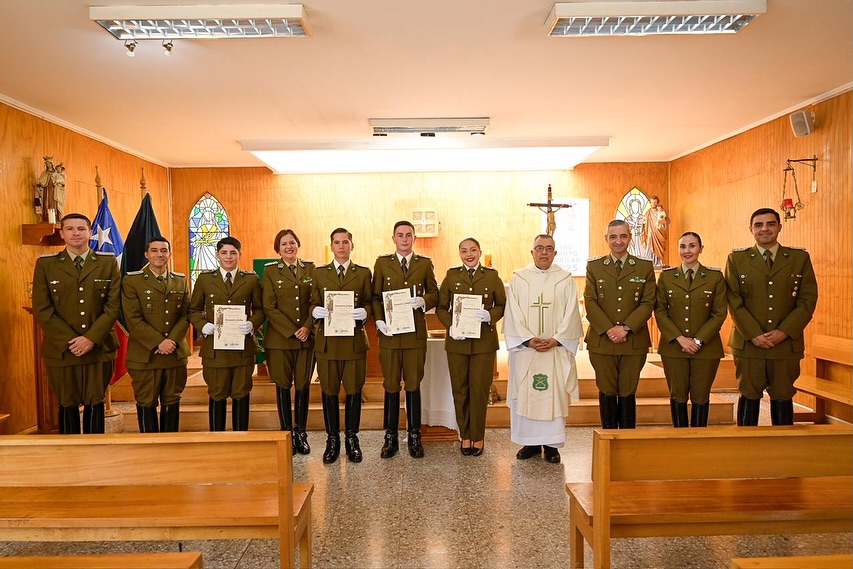 En la Capilla de nuestra Escuela, Aspirantes a Oficial del Primer y ...