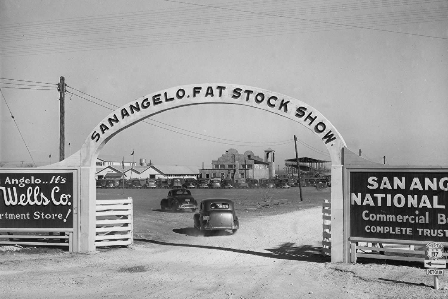 Folks arriving at the San Angelo Fat Stock Show back in 1940 