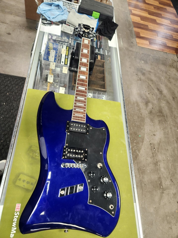 This DeArmond JetStar is in phenomenal shape with a nice big