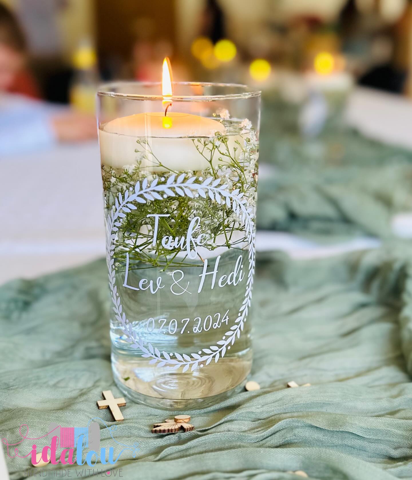 Dezente #tischdeko 🥰 personalisierte #vasen mit #schleierkraut und # schwimmkerzen . Durften die #taufpaten als #geschenk zur #erinnerung mitnehmen. Hast du auch Interesse an personalisierter #tischdeko zur #taufe #hochzeit #konfirmation #geburtstag