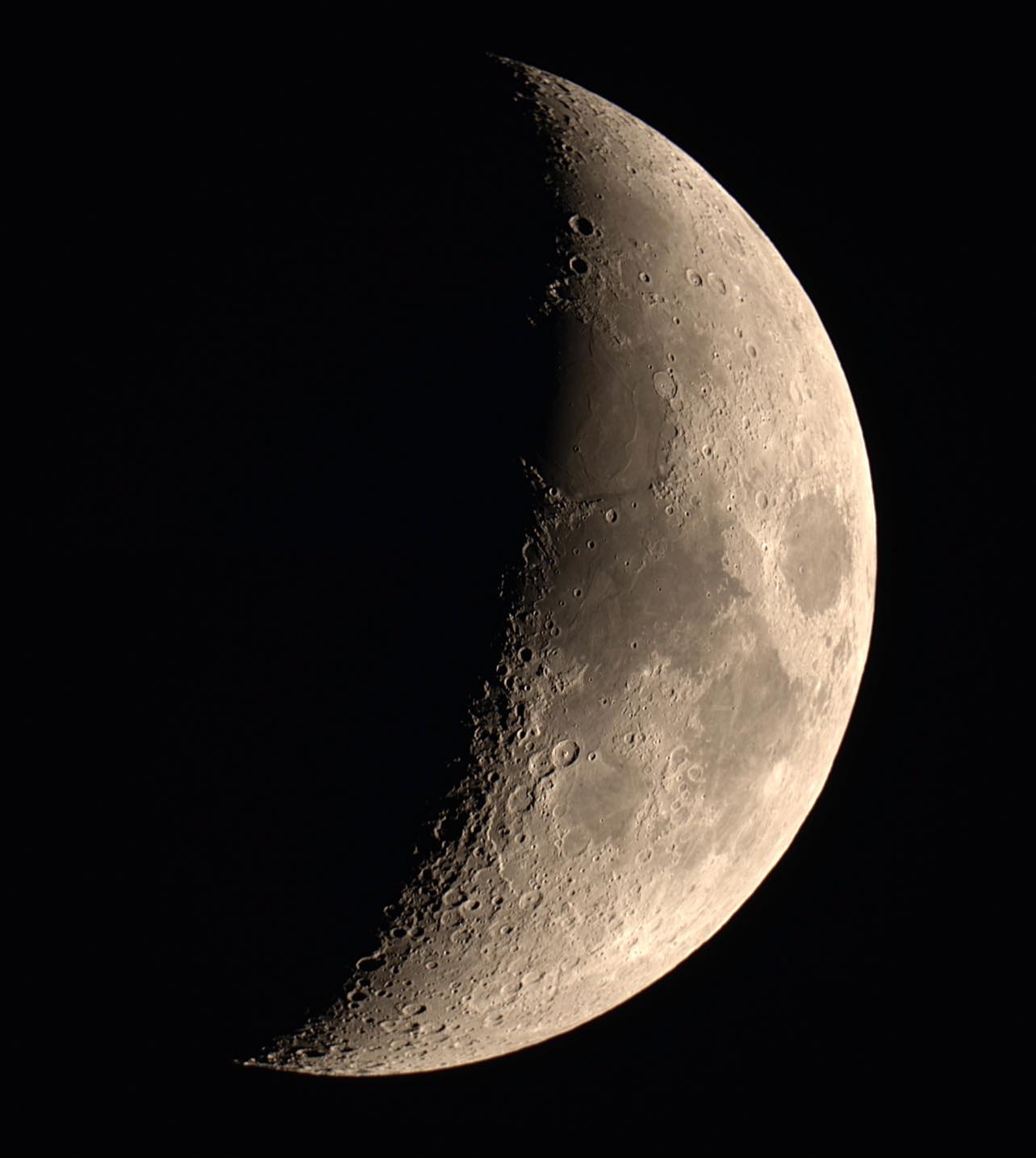 Capturing the waning crescent moon with Nikon Z6ii and 70-200mm f