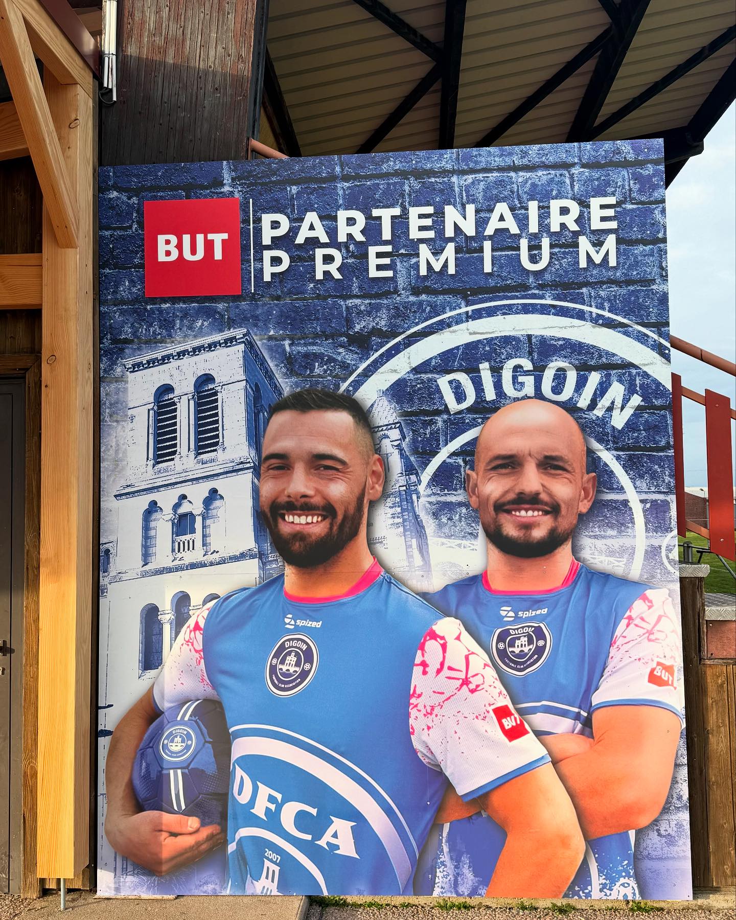 DFCA - Le panneau « Partenaire Premium BUT Digoin » fait...