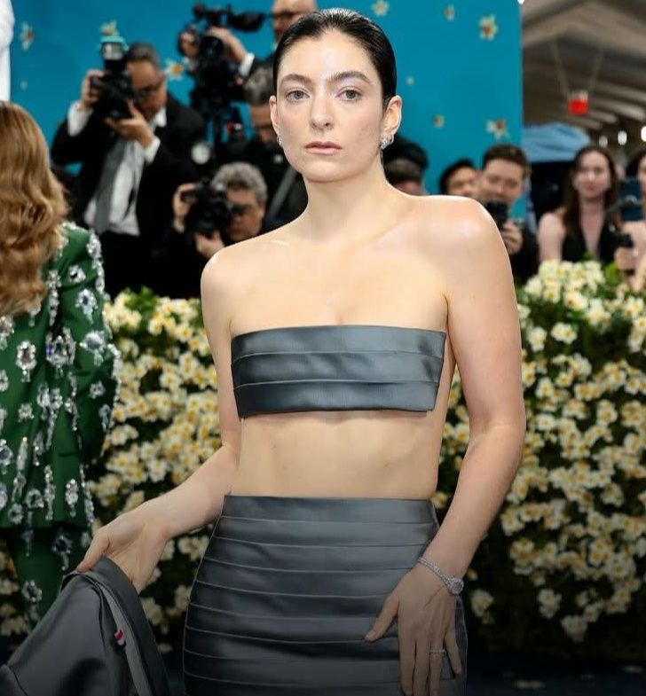 lorde green dress made a stylish appearance at the 2025 MET Gala 🔥 feature_Short Sleeves