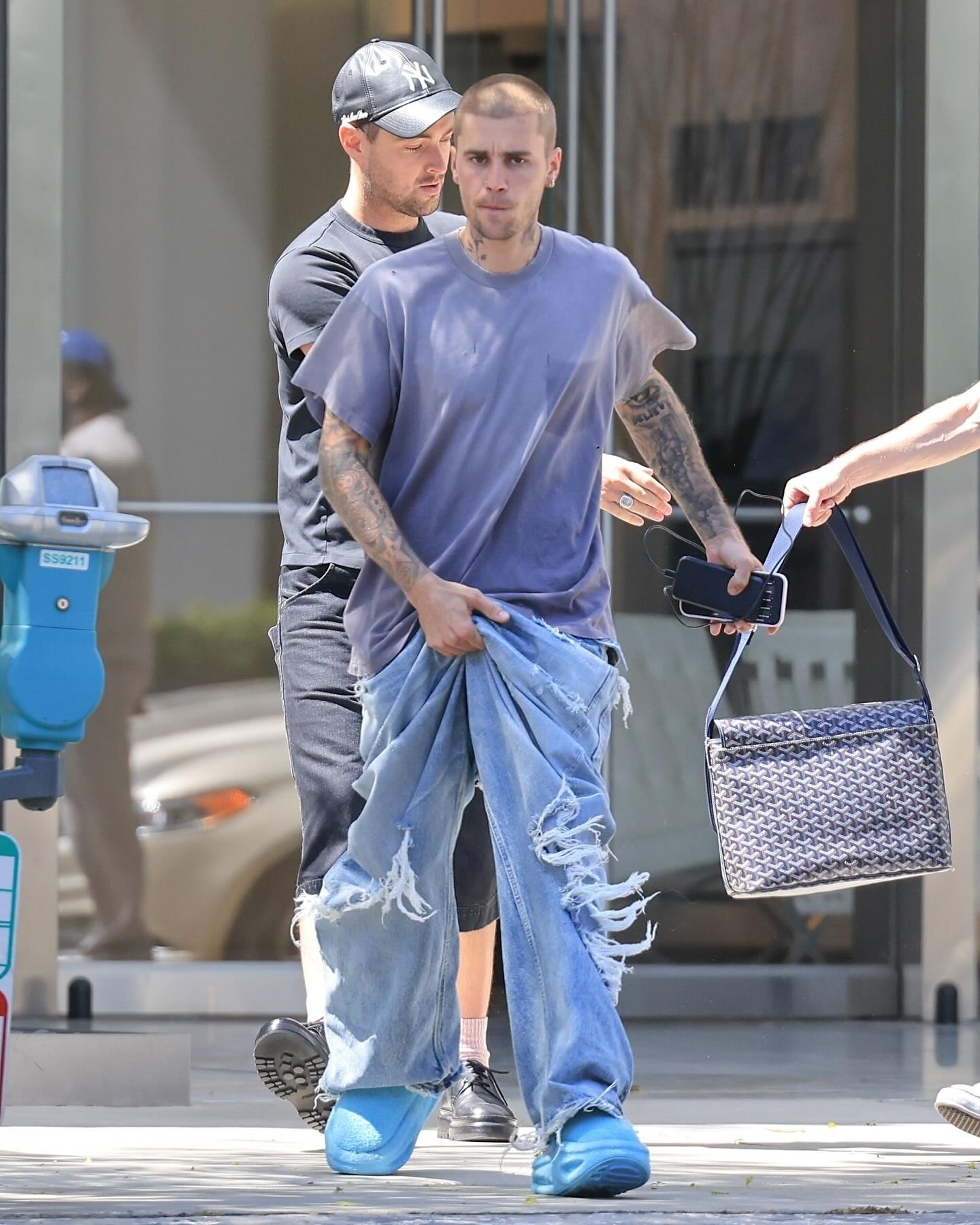 Justin Bieber grabbed a handful of himself while running an errand