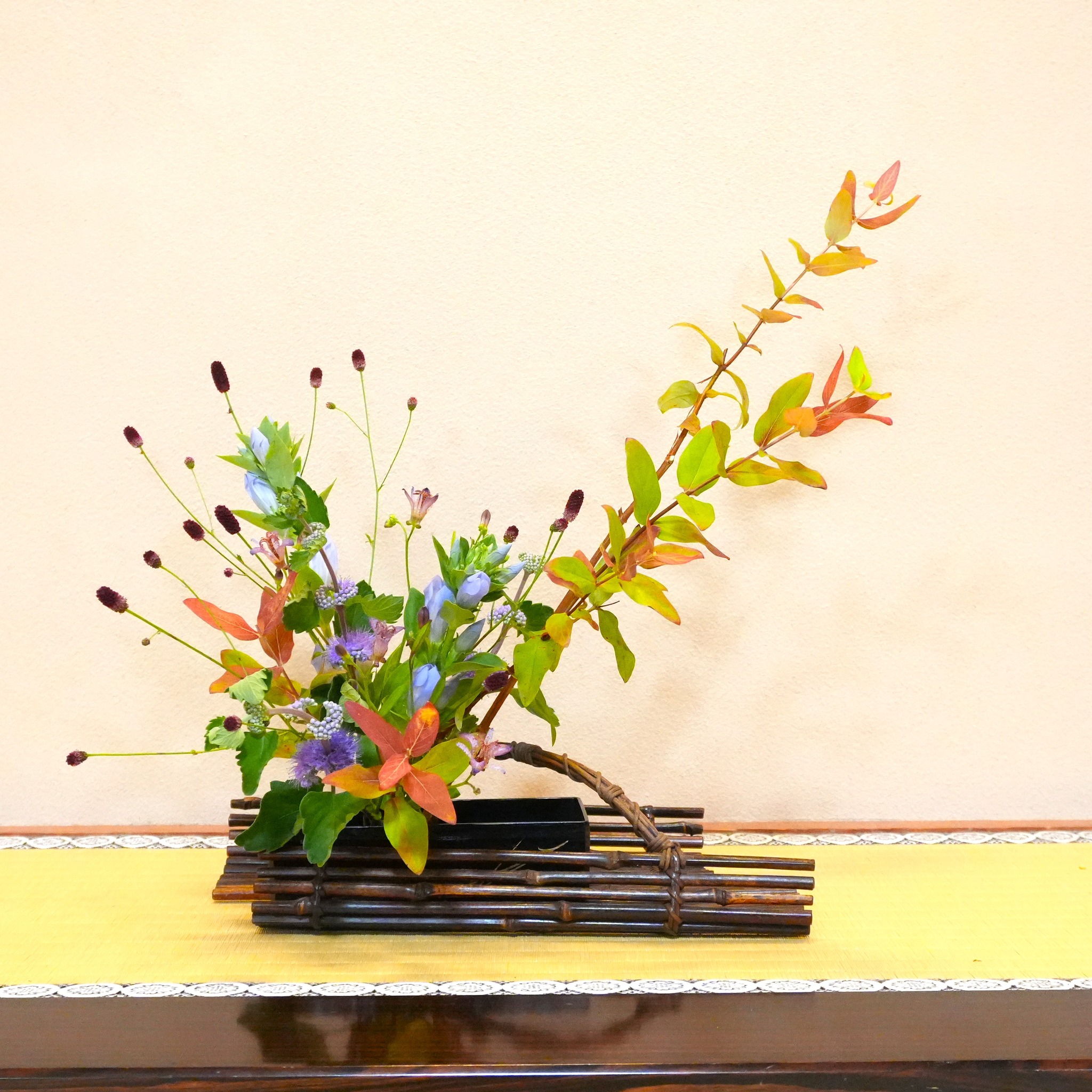 見事な枝ぶりの「梅」を使った生け花をご紹介します。 2025年、本年も