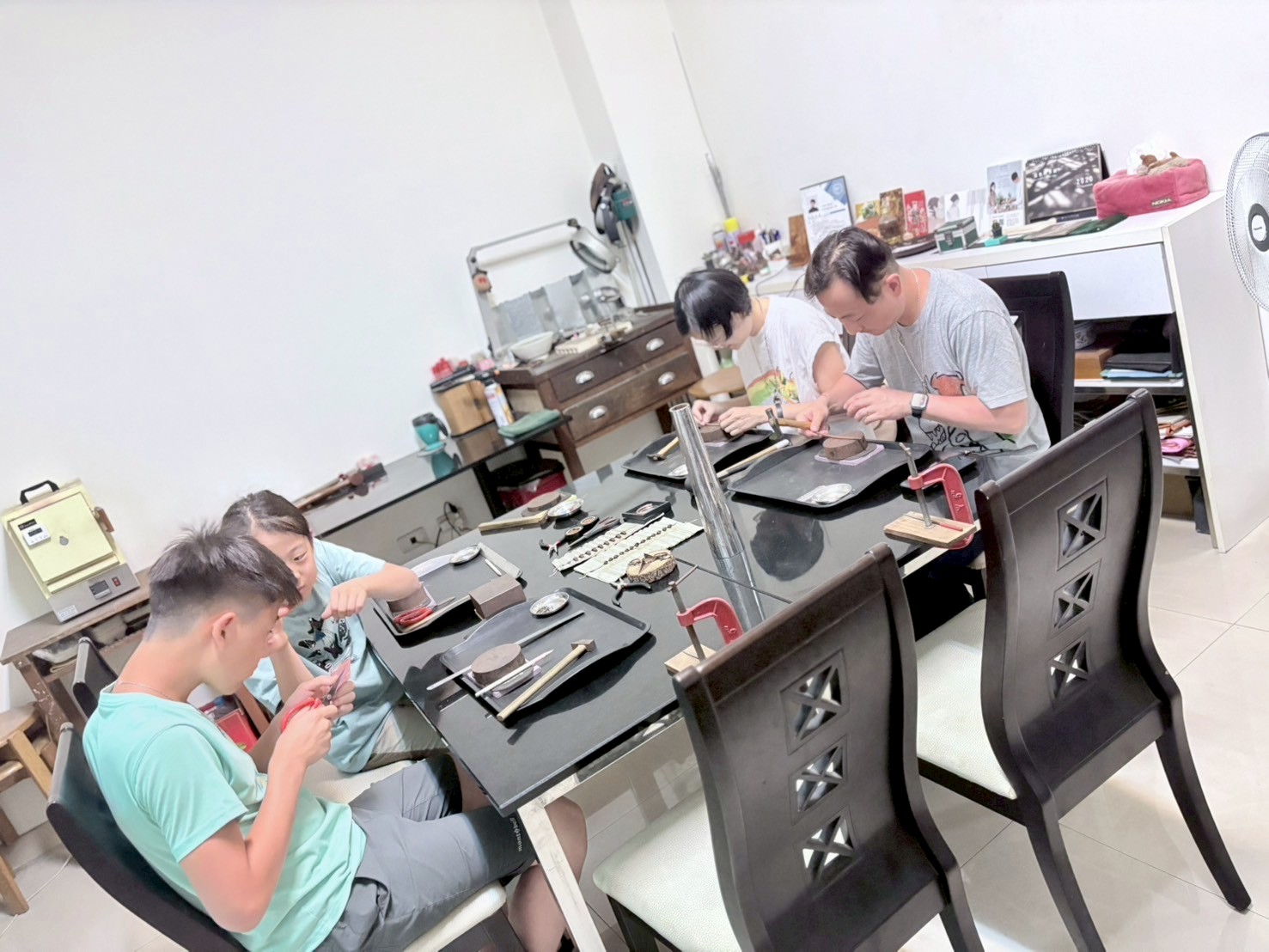 築好玩藝 - 2025/06/19 👀 🔨金工體驗│鍛敲紅銅手環+飛機鑰匙圈│＃Pinkoi 預約體驗 │ ＃台南文化幣手作 👉 課程預約 請 ...
