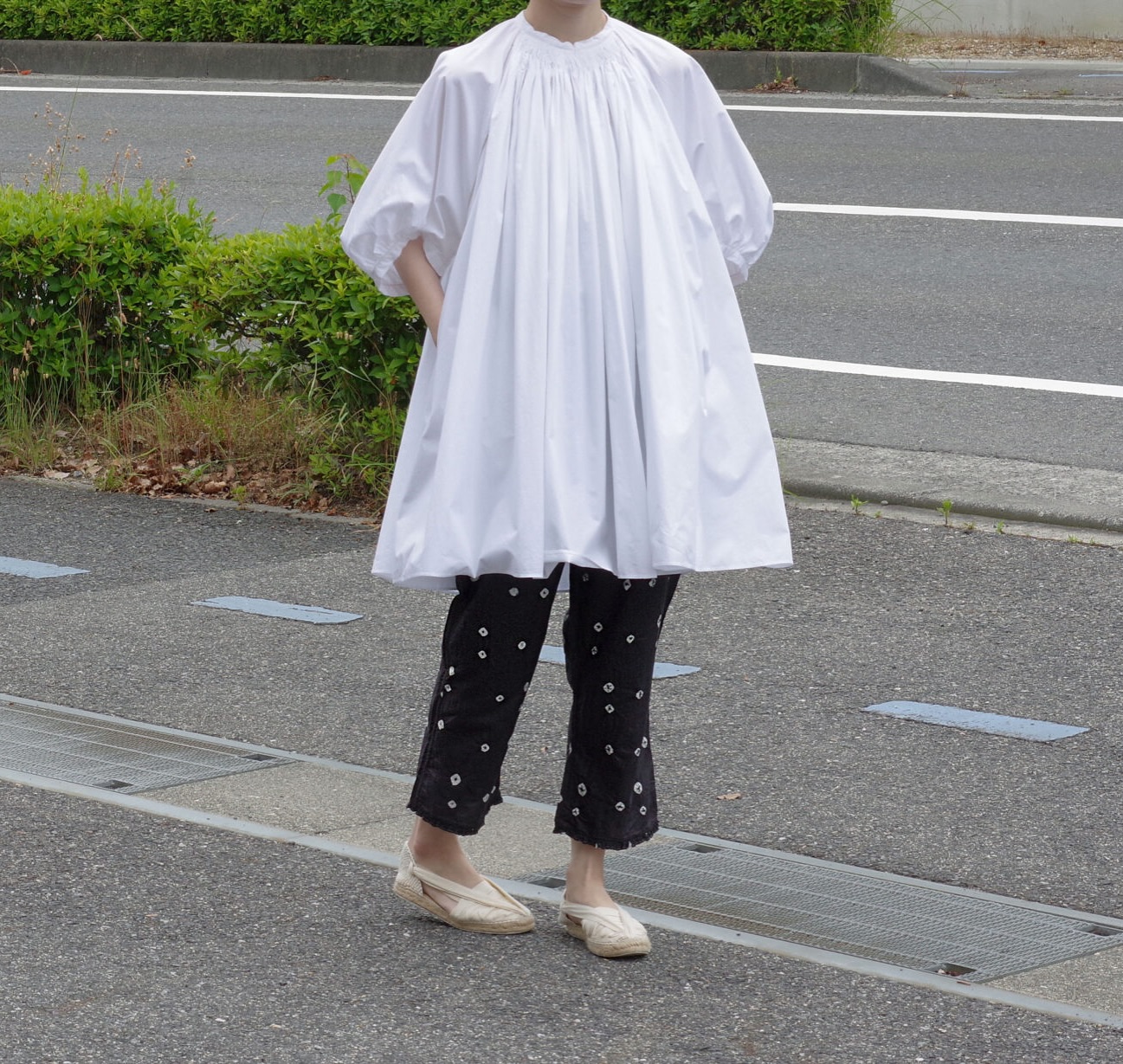 injiri別注シルクパンツを使ったスタイリングのご紹介中です。 私たち 