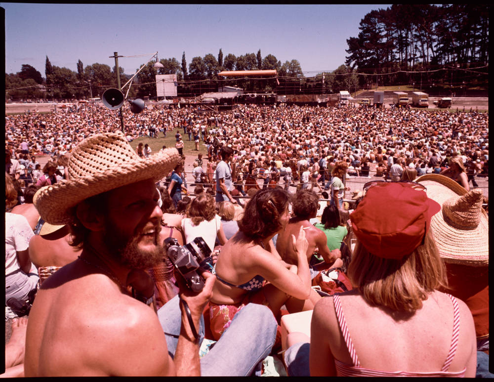 Timespanner - Crowds for Hello Sailor and Fleetwood Mac concert ...
