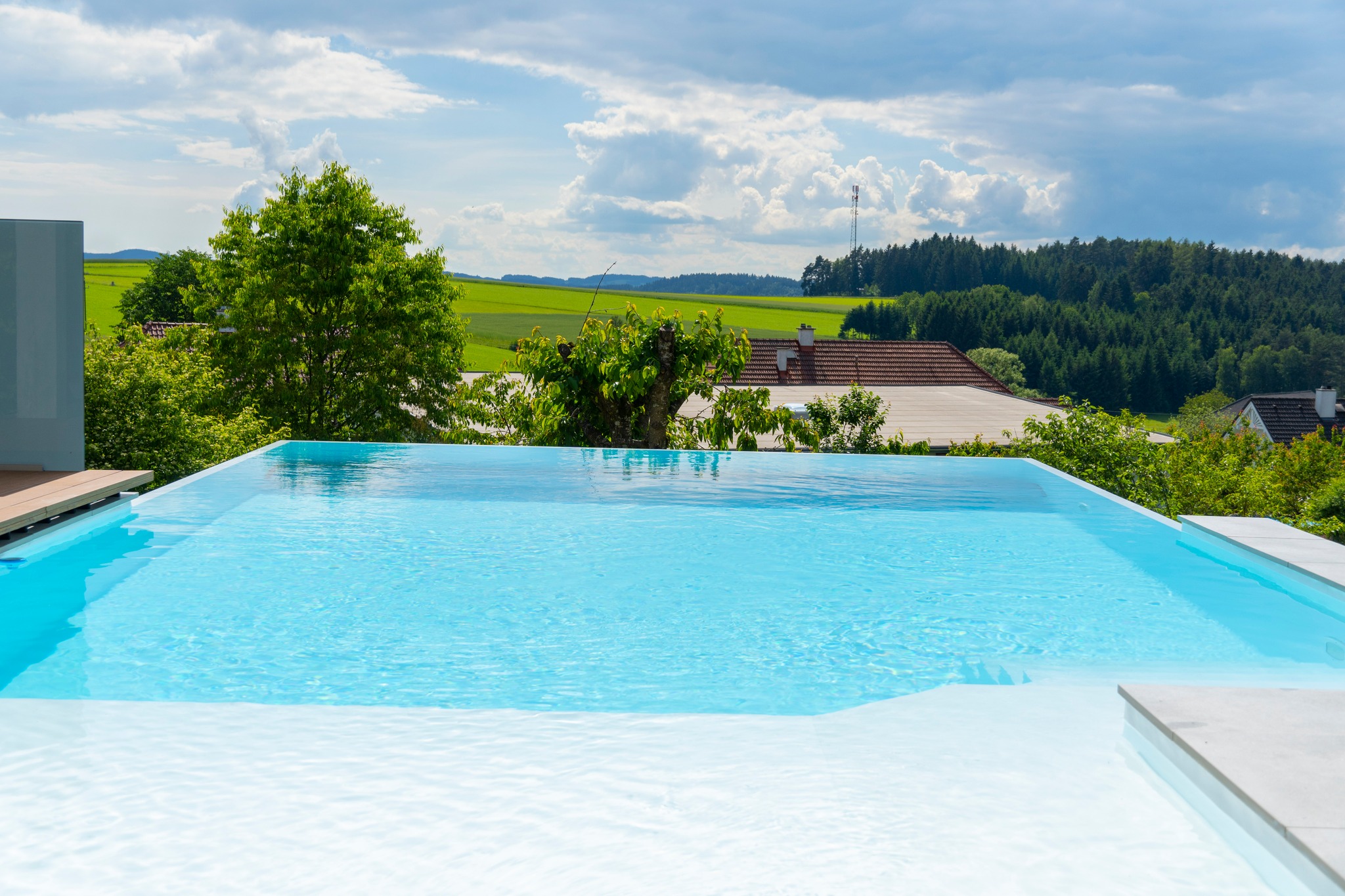 U.M. - 🏊‍♀️ **Entdecke die Eleganz eines Pools mit Überlaufrinne!** 🏊‍♂ ...