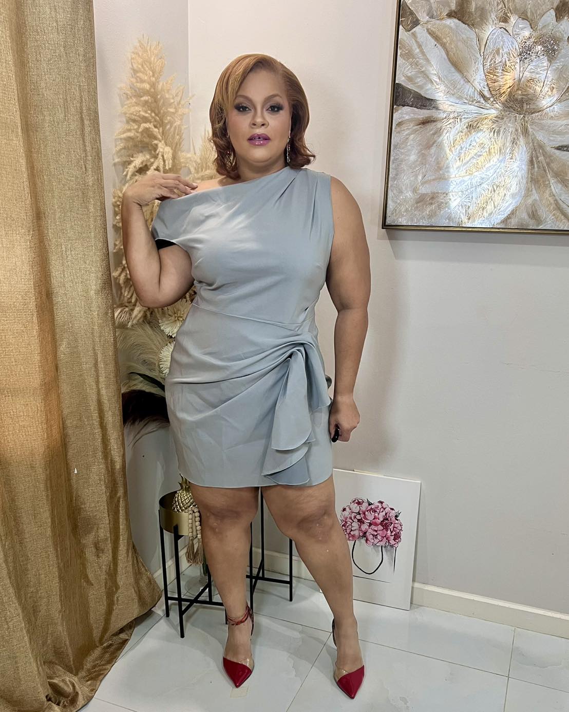Let's talk about color theory… Wanna pop this cute grey look then use red! ❤️❤️ Add a some cute red shoes and other accessories. A red lip 💋💄 would be just right