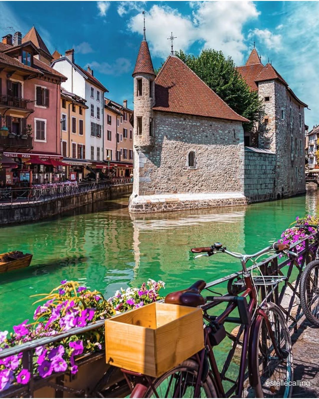 life-annecy-is-often-called-the-venice-of-the-alps-thanks-to-its