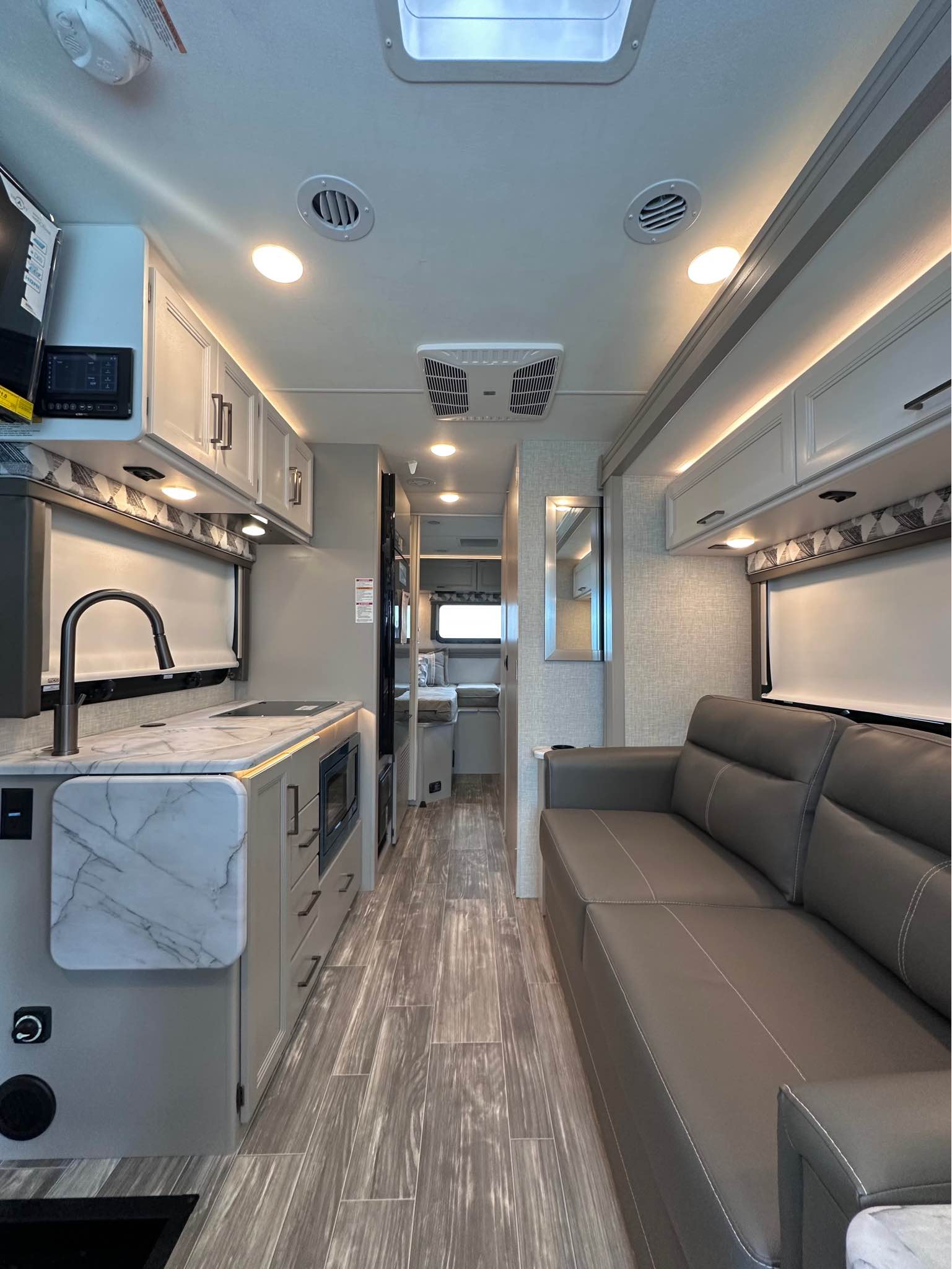 2025 Thor Geneva 24VS (NEW) 25ft Class A - RVs & Campers - Northbrook ...