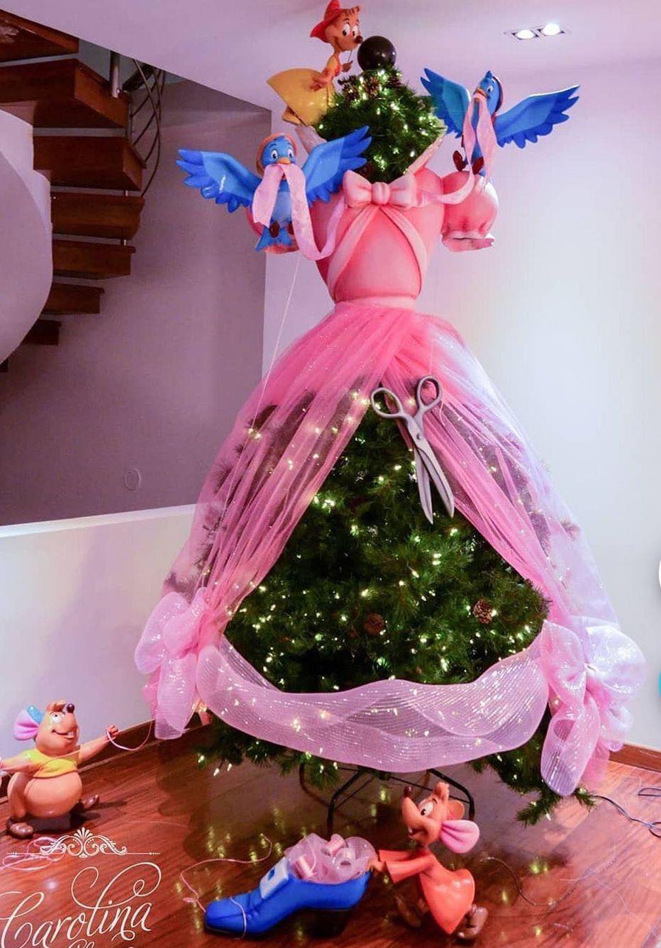 This Cinderella inspired tree from @carolinachong is absolutely amazing!!