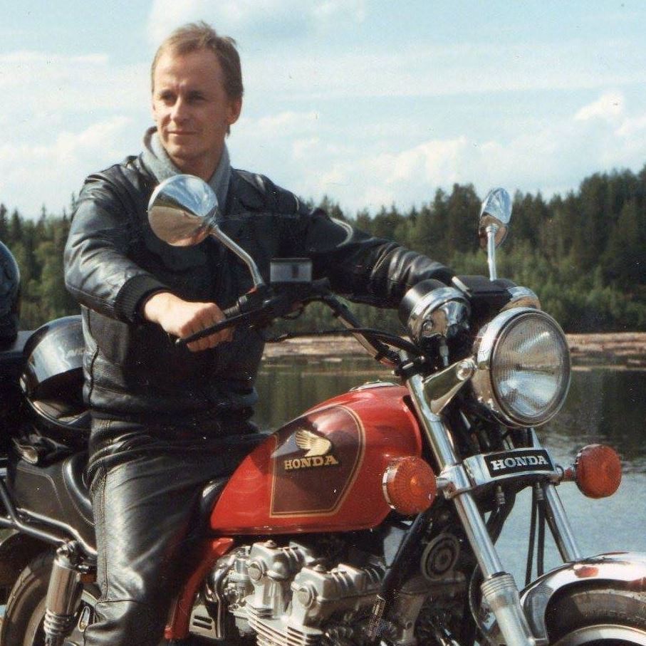 Ei ole lunta rinteessä, eikä järvenselkä jäässä, mutta nuotio lämmittää ...