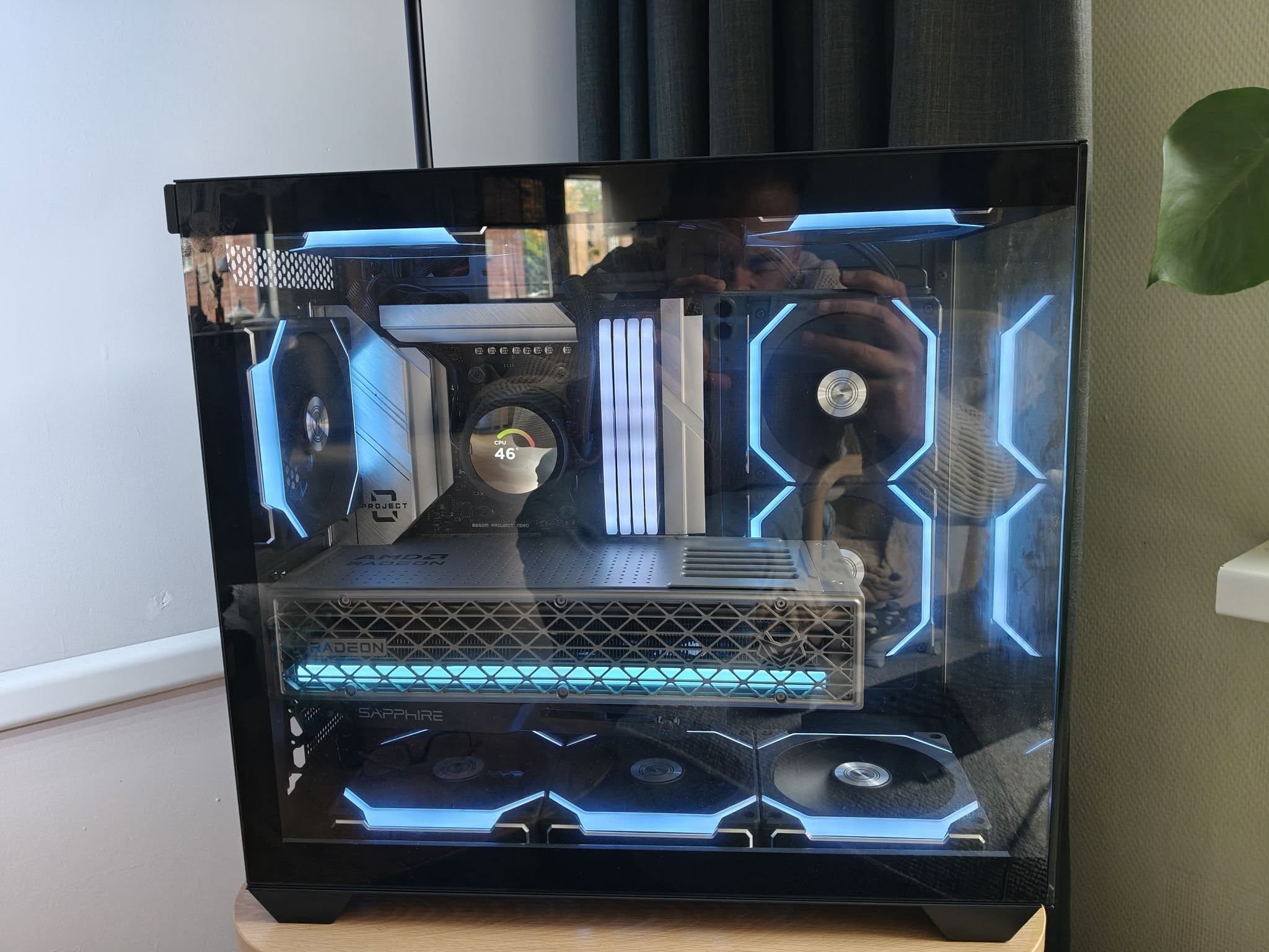 Loving the clean, hidden cable-free look of our SAPPHIRE NITRO+ 