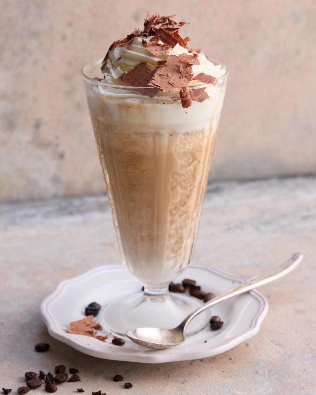 Den besten Eiskaffee der Stadt gibt es jetzt... Bei dir zuhause! 🤩 Alles was ihr braucht, sind 5 Zutaten und ein nettes Glas. 🍹 Kein anstehen am Tresen, kein schwitzen in der