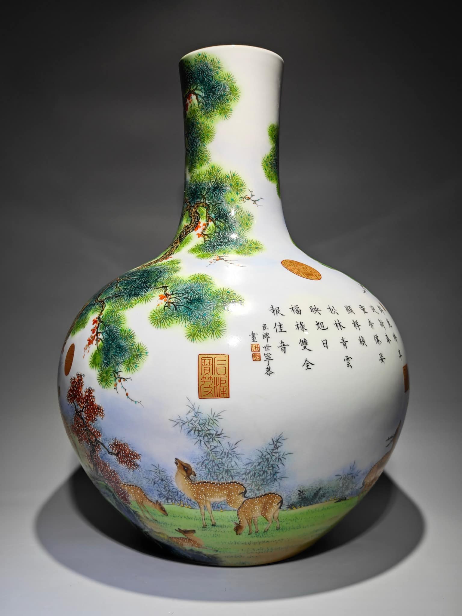 大清乾隆年制多字款，郎世宁珐琅彩松鹿图(十八只鹿）诗文天球瓶，高 