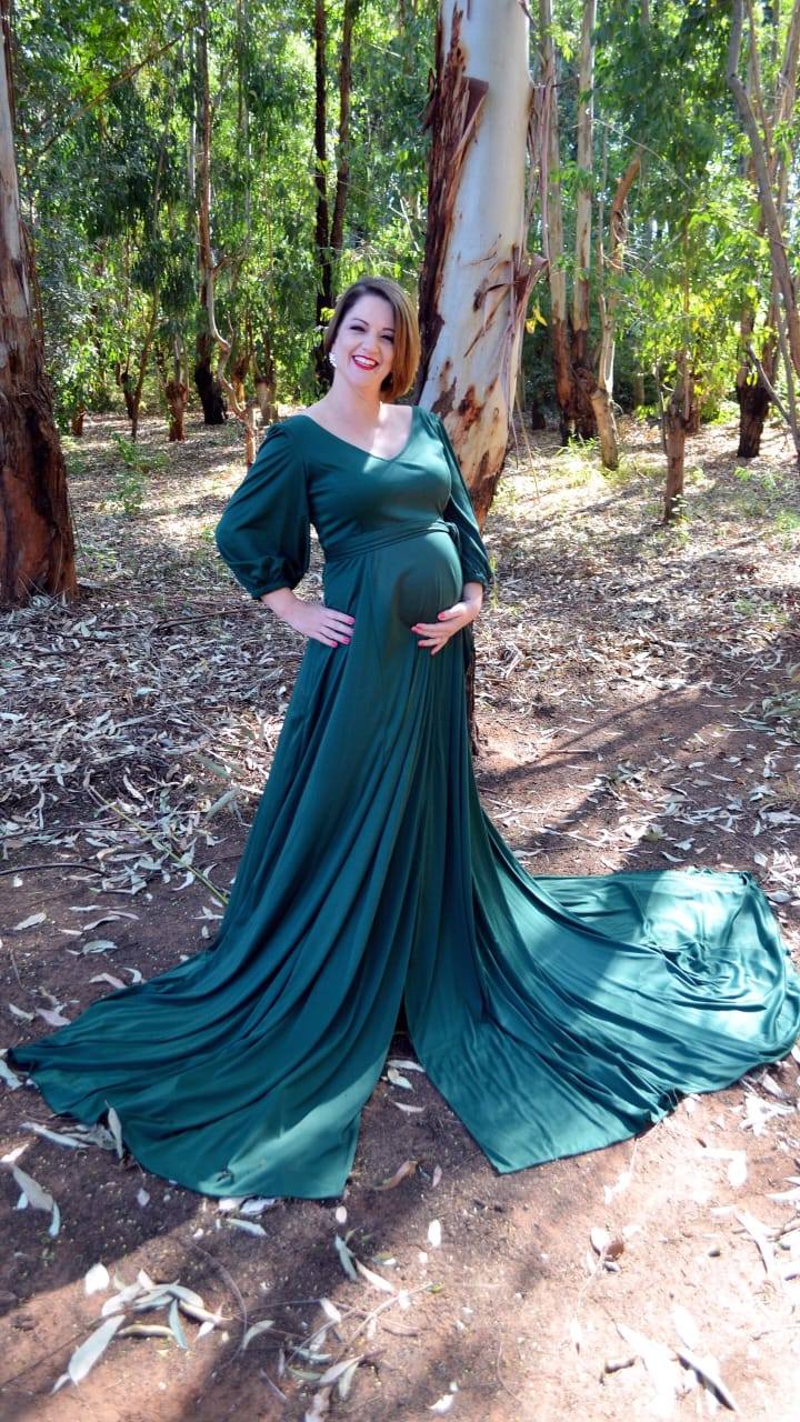 emerald green maternity dress for photoshoot New winter wonder dress.😍 Rent a beautiful your photoshoot,babyshower or new born shoot🤰🤗❤️🍼 All dresses are R500 to rent,receive dress,wrapper and flowercrown. We only wor Beach Size:30W X 32L Juniors boutique Cinderella Couture 8190 Glitter 5% Elastane) 153cm total