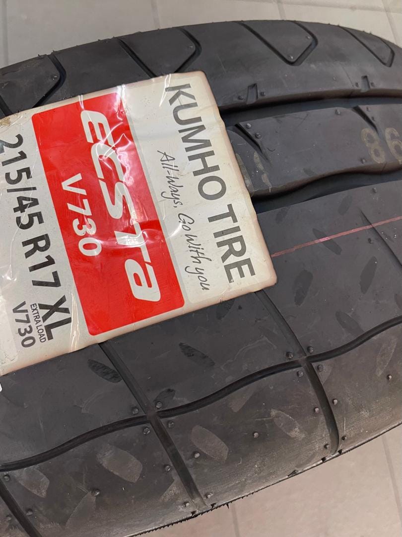 215/45 R17、PIRELLI Performance ラジアルタイヤ 禍々しい