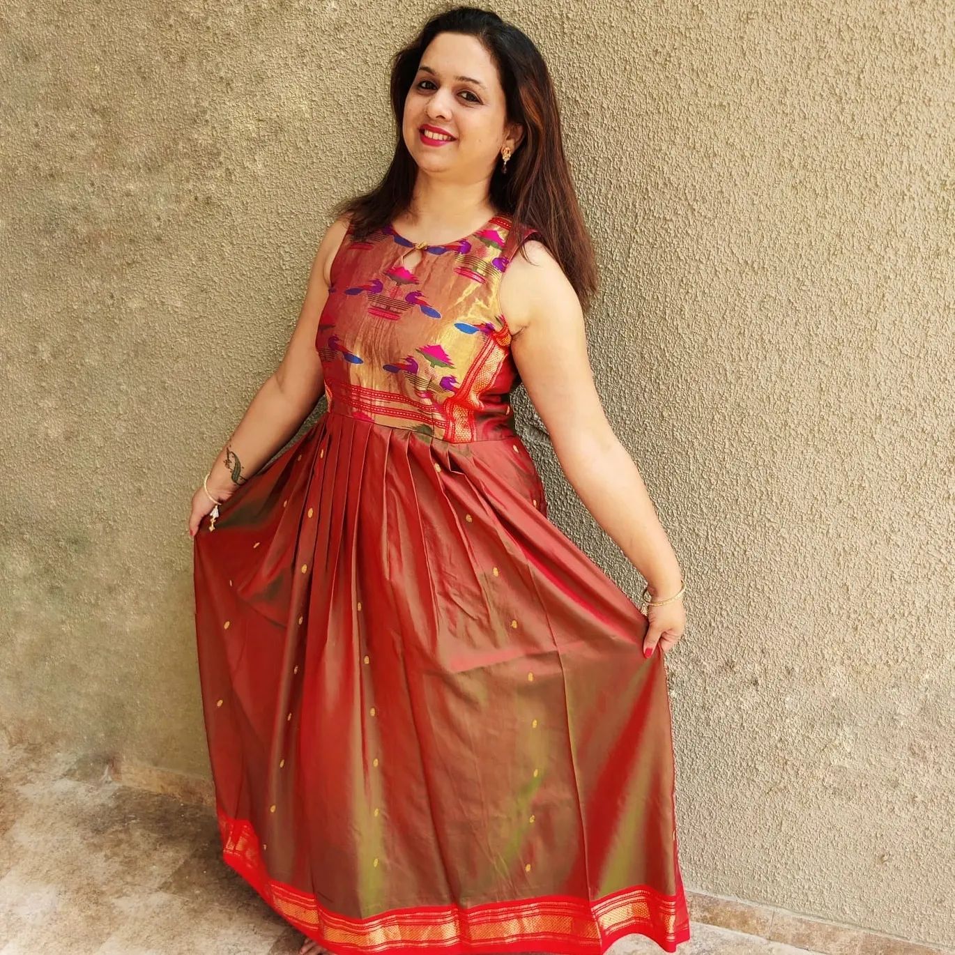 Give the videsi twist to your desi paithani saree. Wear it as a sleeveless gown at the wedding and make the heads turn in your direction.😉🤩 Jazz it up with a jacket