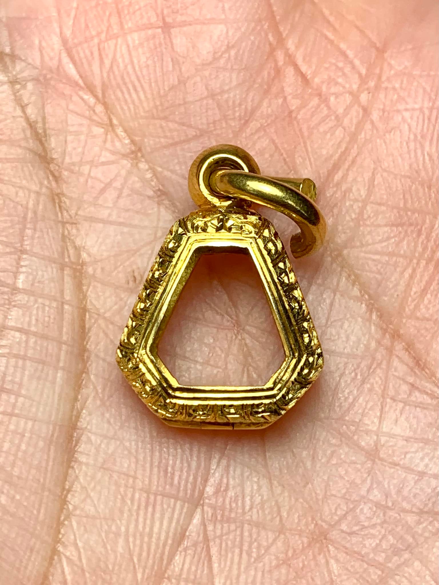 ตลับพระปิดตาสาริ... - ร้านตลับทองฐิติ - Gold Casing for Amulet | Facebook