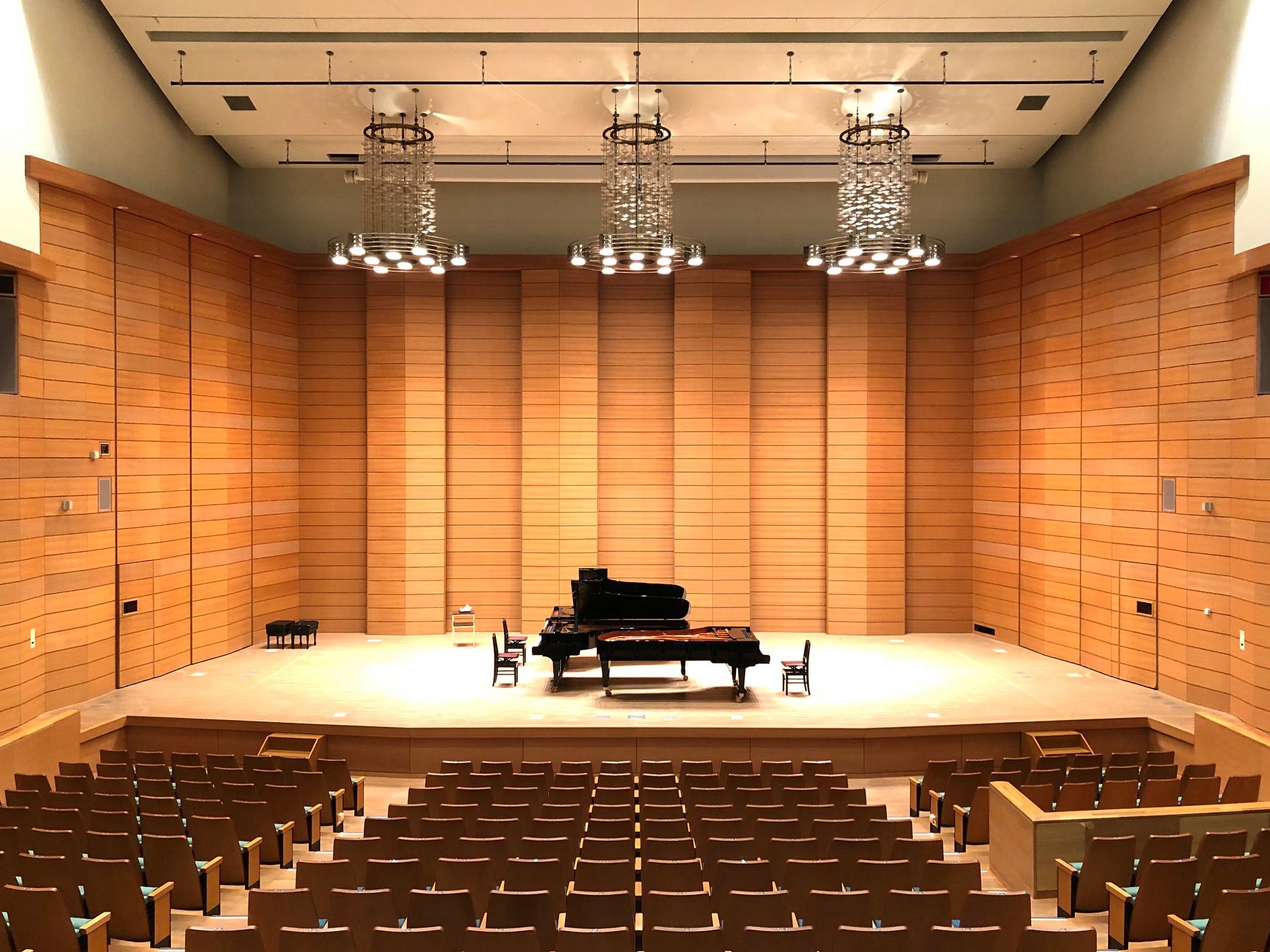穴吹 学園 ホール