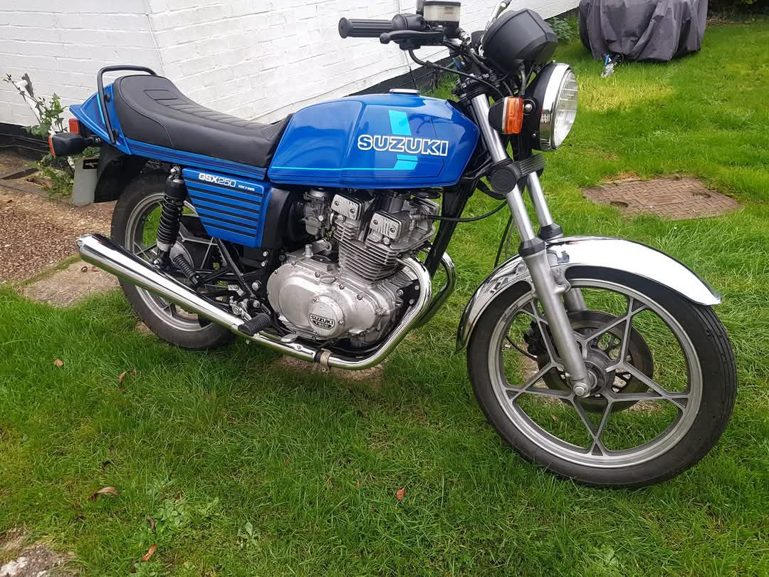 ⚫Suzuki GSX 250E Follow Old School Japanese for more photos of