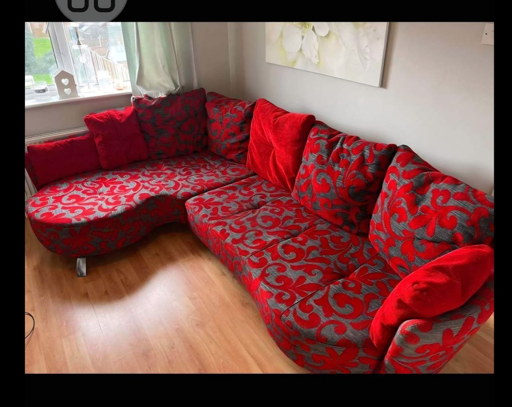 Couch 100 euro only problin i have is screws missing for legs sitting in house for past 2 years not ured