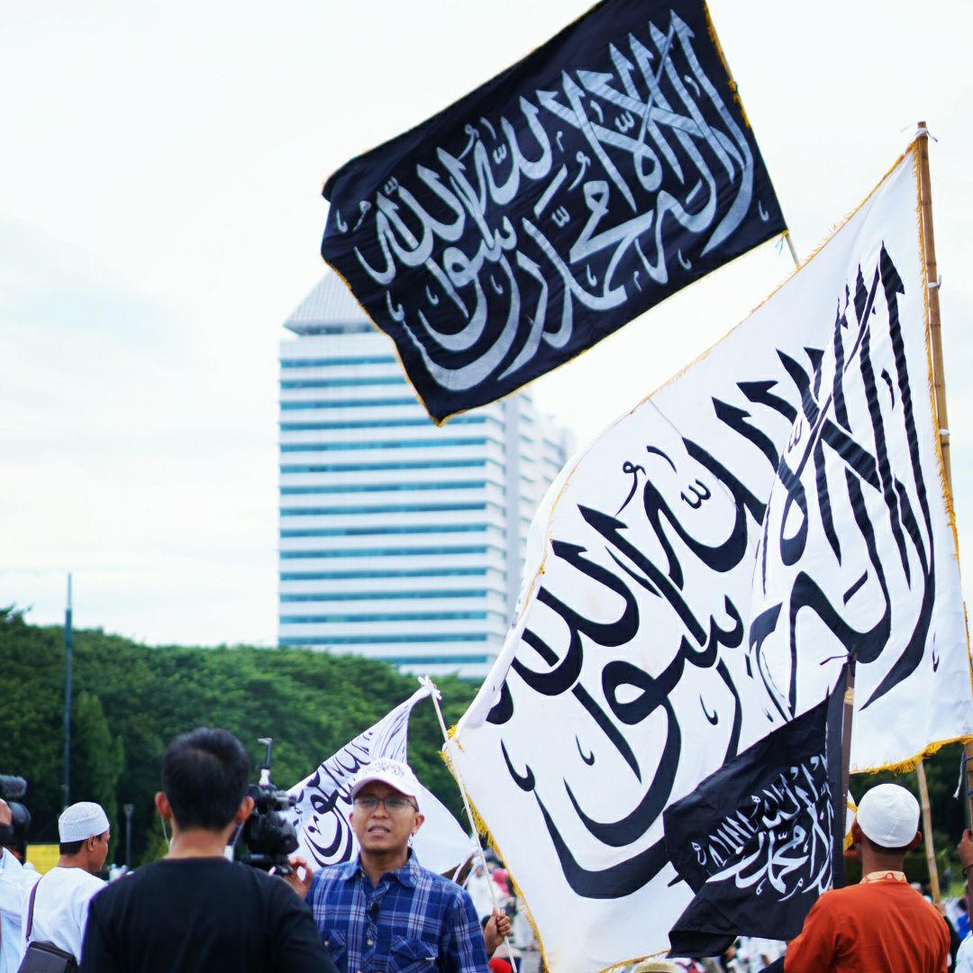 Ustadz - LEMAHKAH HADITS-HADITS TENTANG PANJI RASULULLAH. SAW?... Oleh ...