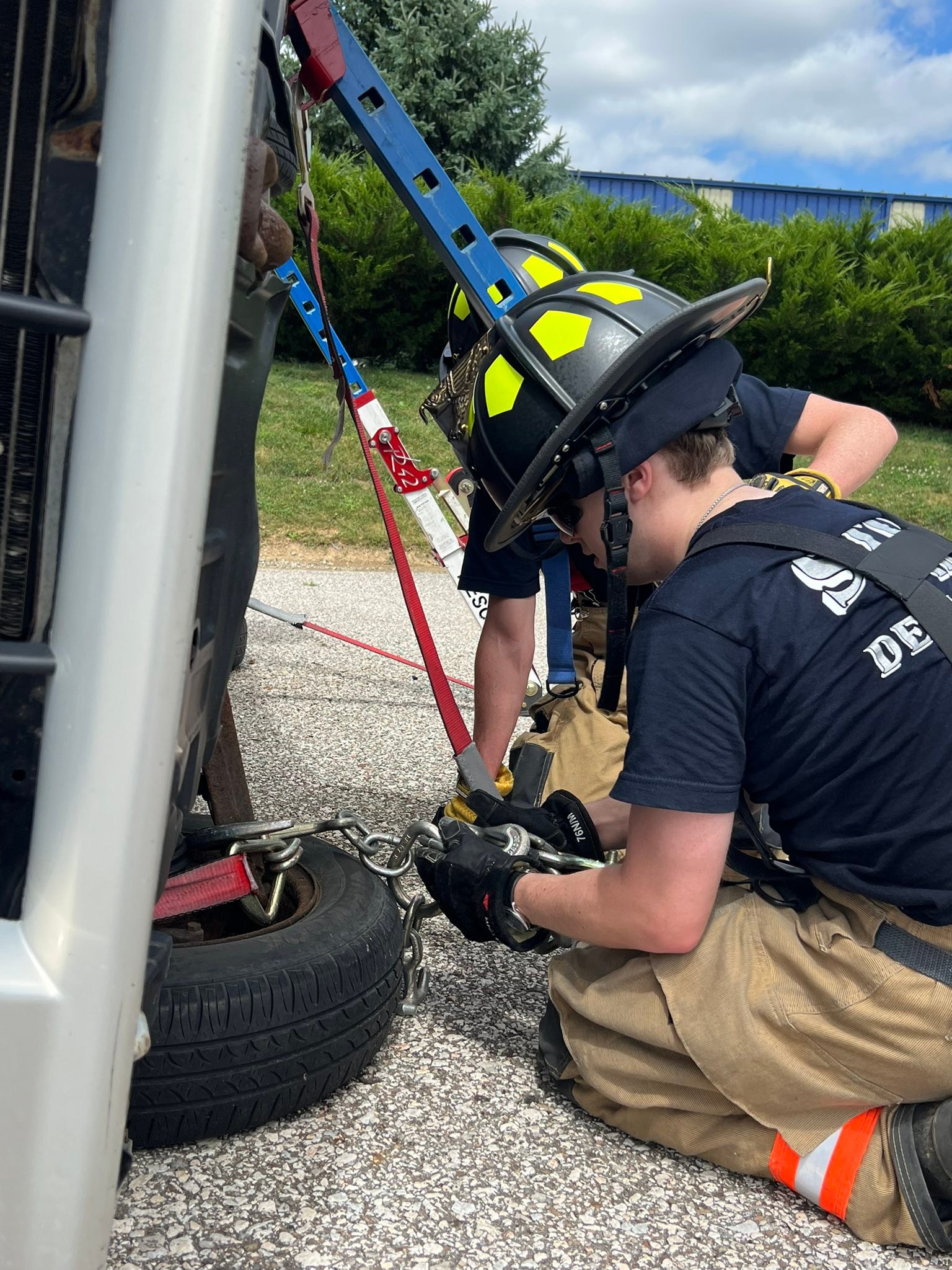 Stow - Here the guys are setting up our rescue 42 struts to stabilize a ...