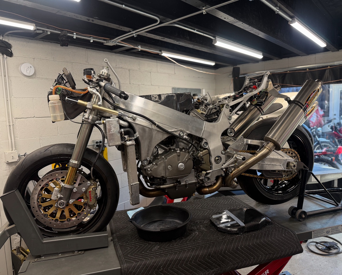 I know all the RC51 fans are going to ask for still shots so