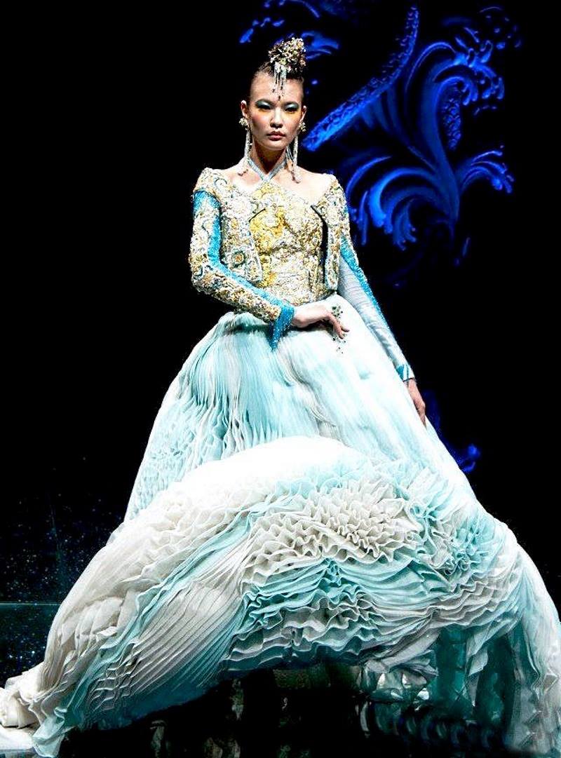 guo pei blue and porcelain dress An unusual yet spectacular gown…created by Chinese fashion designer Pei. Hallway carpet runner comes to mind….🤔💙 50percent Aya Muse Long Black Size:8X