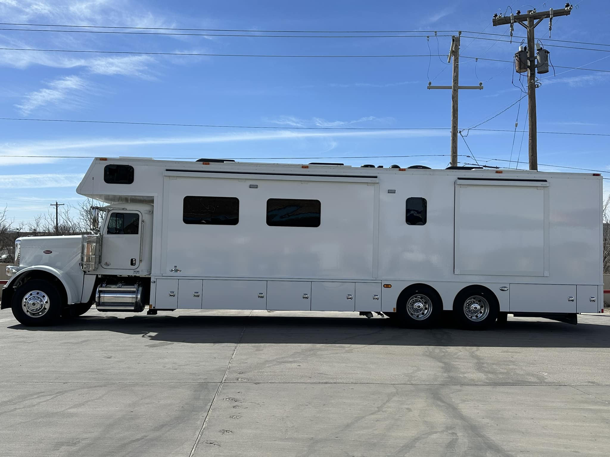 Patriot - This awesome 2023 Renegade RV built on the iconic Peterbilt ...