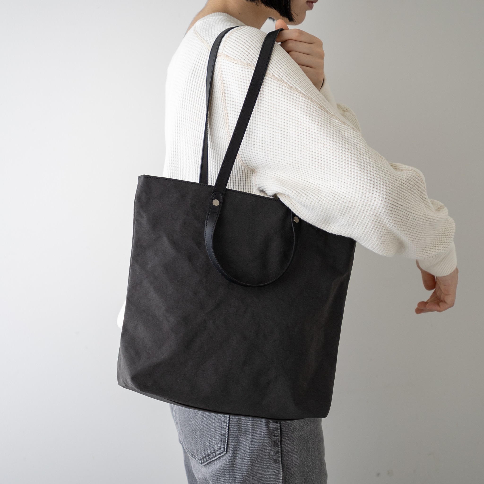 TWIST - ZIP Charcoal / S size TWISTは、1本の輪と2点の金具だけで 
