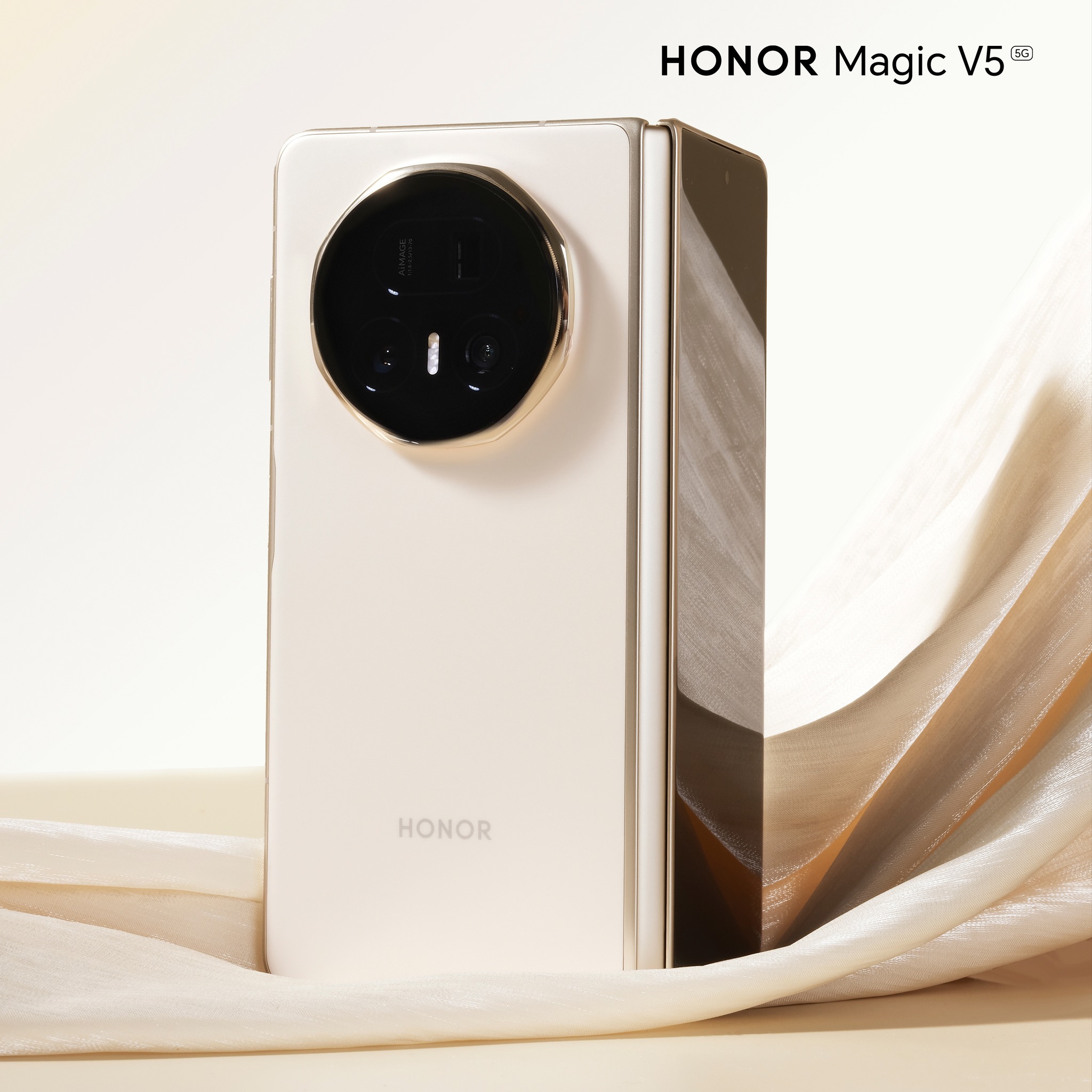 Effortless elegance, made tangible. The HONOR Magic V5 in Ivory