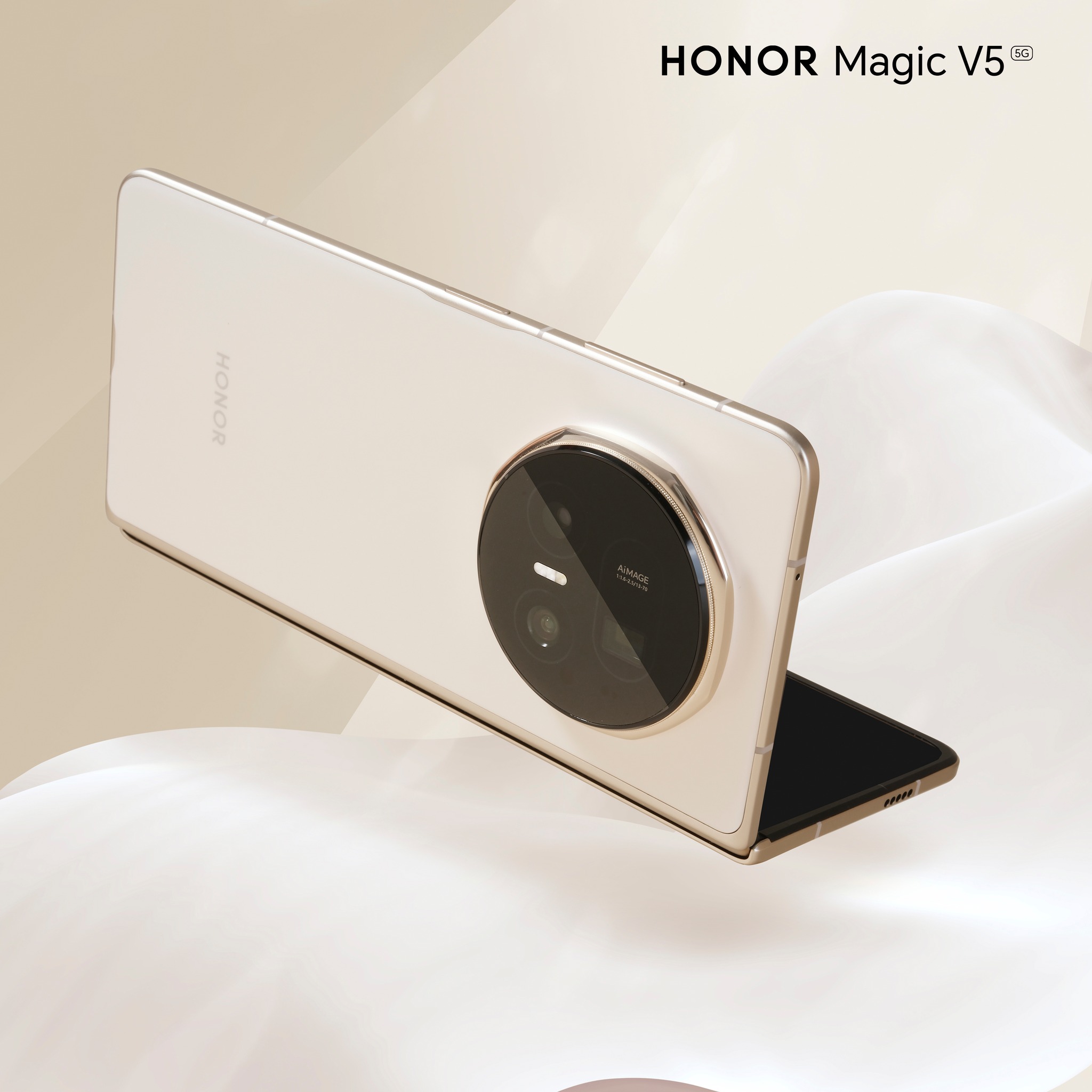 Effortless elegance, made tangible. The HONOR Magic V5 in Ivory