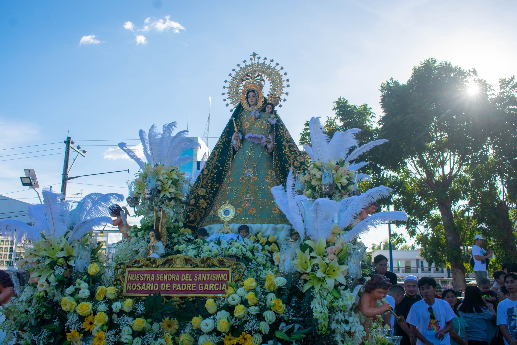 GMA - Mahigit 40 karosa tampok ang mga imahen at relikya ng mga santo ...