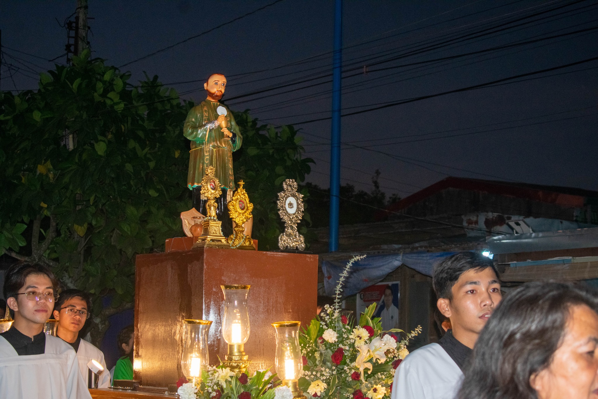 GMA - Mahigit 40 karosa tampok ang mga imahen at relikya ng mga santo ...