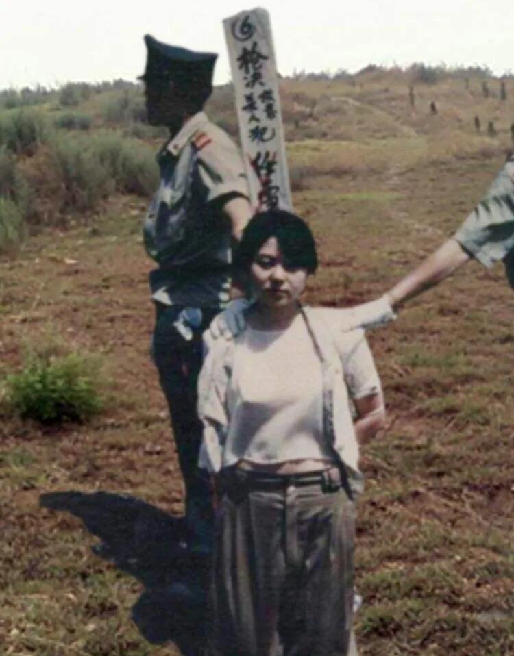 牛奂微 - 1993年21歲任雪被執行槍決，她突然張大嘴巴|||1993年21歲的任雪被判槍決，在執行前她突然朝法警張... | Facebook