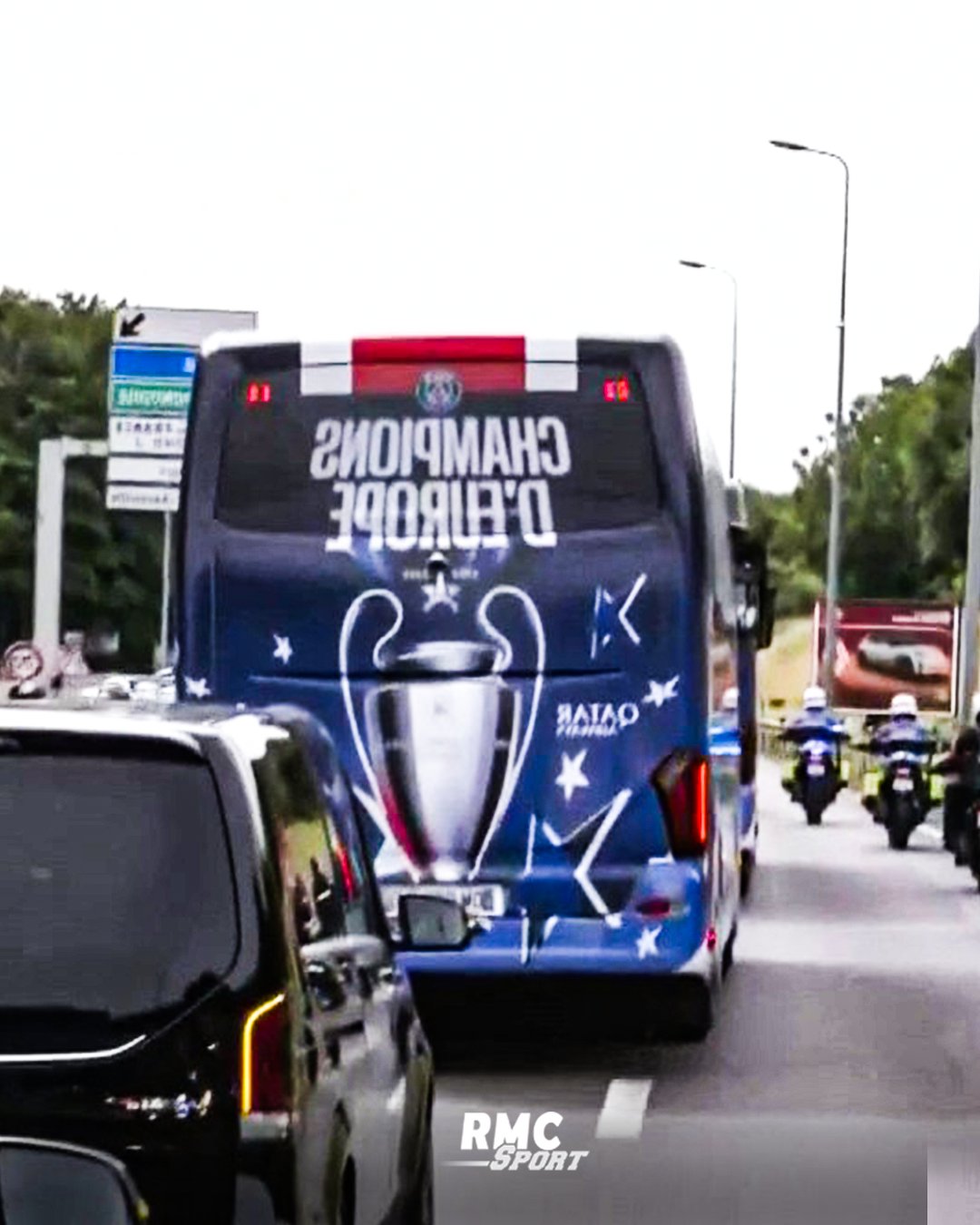 RMC - 🏆🔴🔵 Les champions d'Europe sont en route vers les Champs-Élysées ...