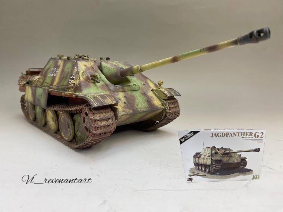 Amusing Hobby Das Werk DW35042 Jagdpanther G2 Sd.Kfz. 173 1:35 - Kit de modélisation en plastique - Takom Super Blitz, tube en métal, chaînes de segments, pièces en polyéthylène, 6 options de