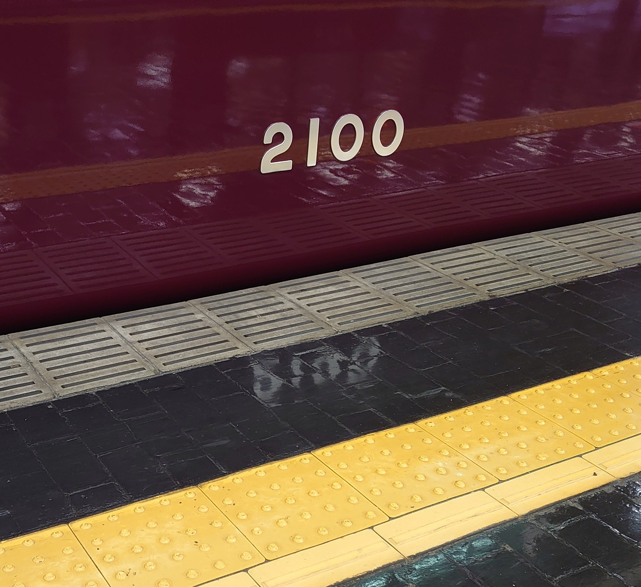 阪急・大阪梅田駅にて。床に車両番号が映っています。車体も床もピカピカ。