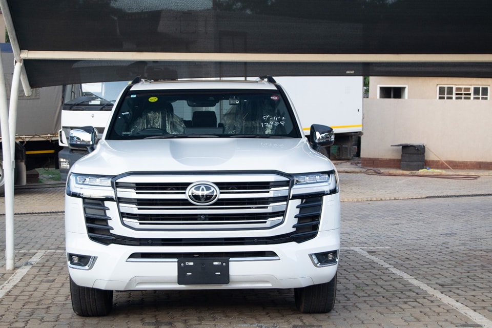 ［ジョナサン］ Luxury on wheels. Check out this sleek Toyota Land Cruiser