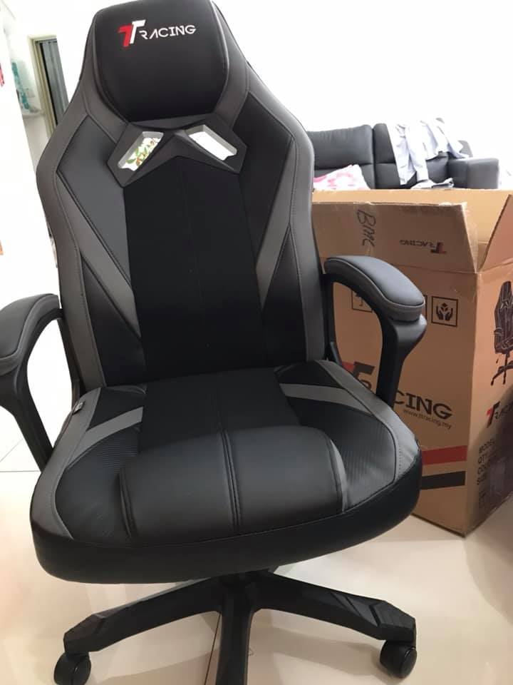 Crj Gaming 由于椅子坏了 6 天前就买了新的 今天就到了 价格399 我觉得物超所值 Facebook