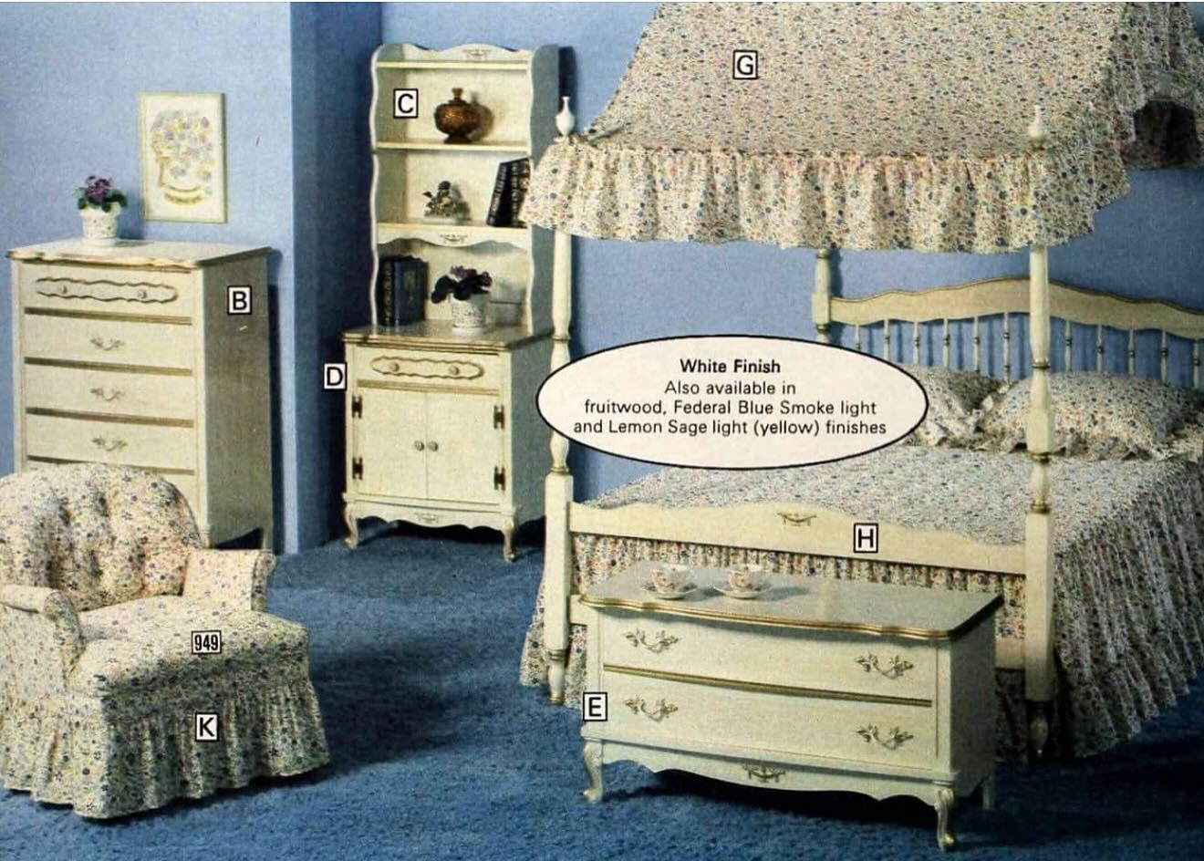 vintage ladies dresser set 1970s girls bedroom I used to love the spend the night at my friends house who had one very much like this Colour: ICED MINT
