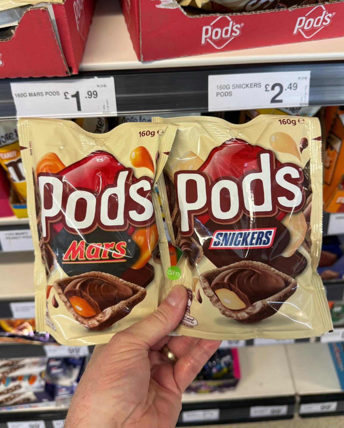 MARS & SNICKERS Pods are BACK! 😋 They're available at Farmfoods, but with  a 50p difference 🤔