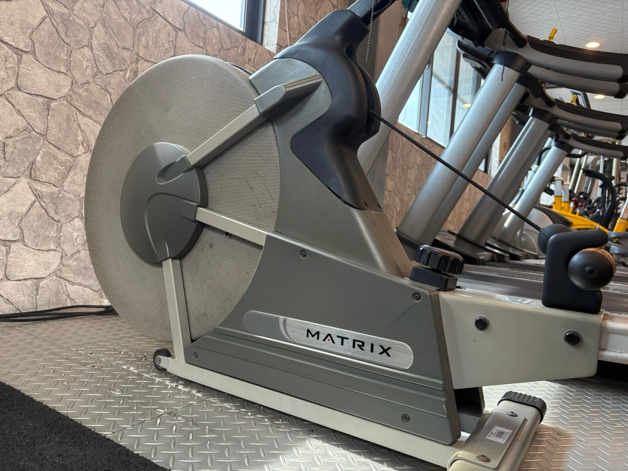 二手健身器材買賣區 | 二手商用 Matrix air rower 划船機，少用，狀態佳 | Facebook