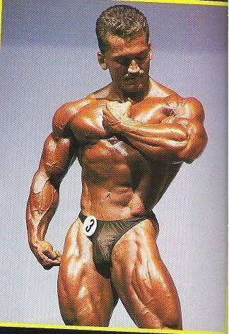 Lee Labrada strikes his instantly recognisable signature pose.