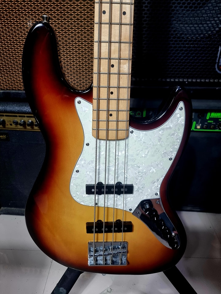 For sale Elioth j303 jazz bass Active passive pick up Slightly