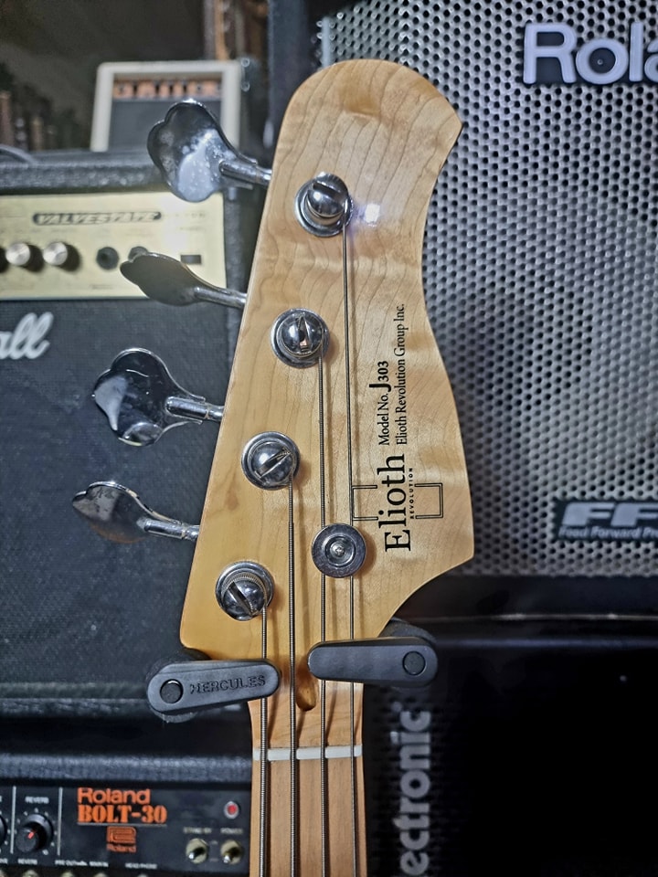 For sale Elioth j303 jazz bass Active passive pick up Slightly